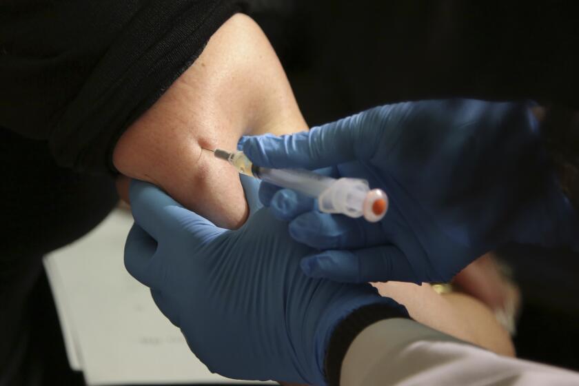ARCHIVO - En esta fotografía de archivo del 27 de marzo de 2019, una mujer recibe la vacuna contra el sarampión, las paperas y la rubeola en el Departamento de Salud del condado Rockland en Pomona, Nueva York. (AP Foto/Seth Wenig, archivo)