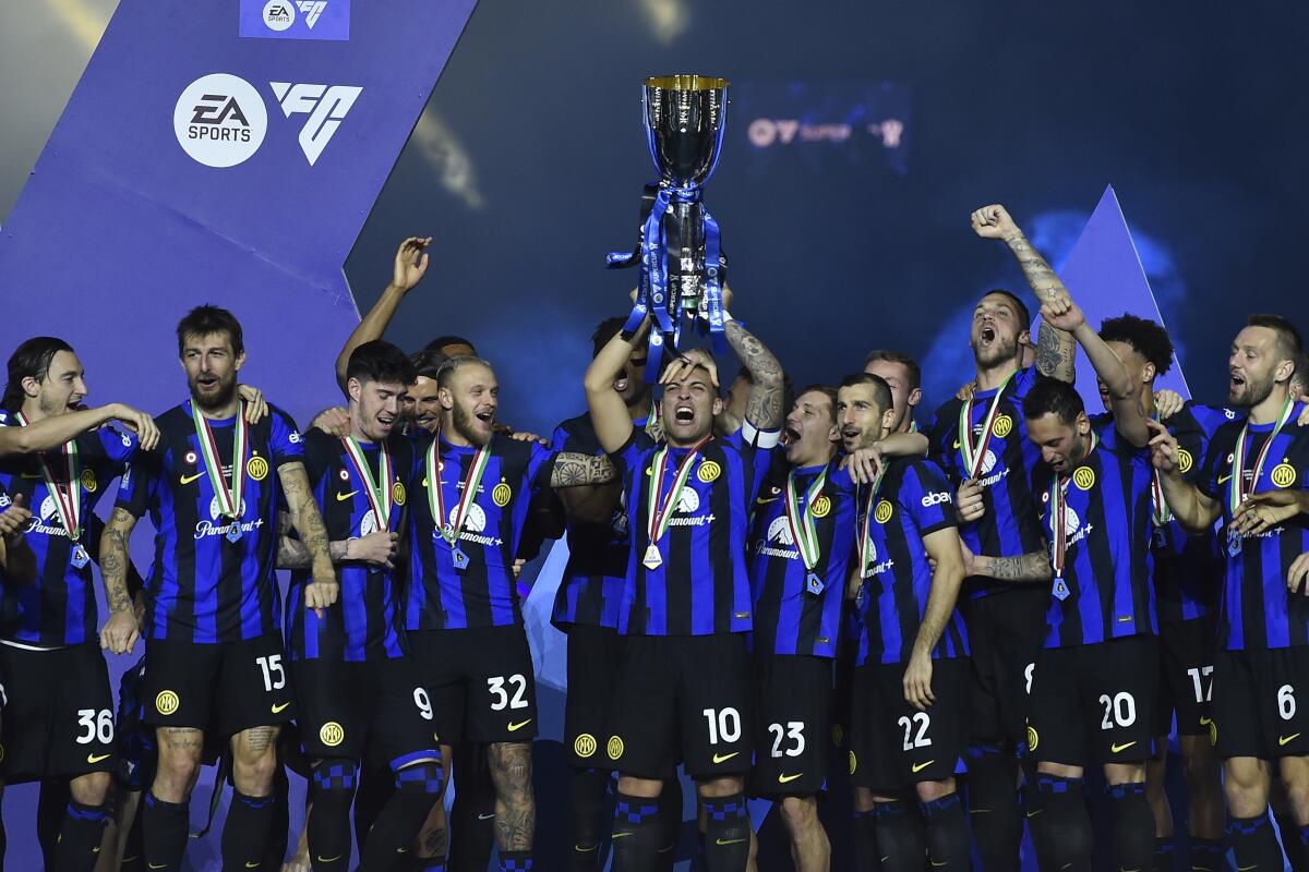 Jugadores del Inter de Milán celebran con el trofeo tras ganar la Super Copa de Italia
