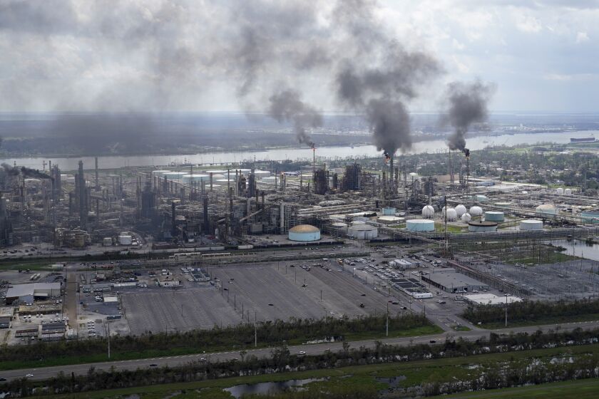 ARCHIVO - Esta imagen aérea muestra el Complejo de Manufactura de Shell en Norco, Luisiana, el 31 de agosto de 2021, luego del paso del huracán Ida. (AP Foto/Gerald Herbert, archivo)