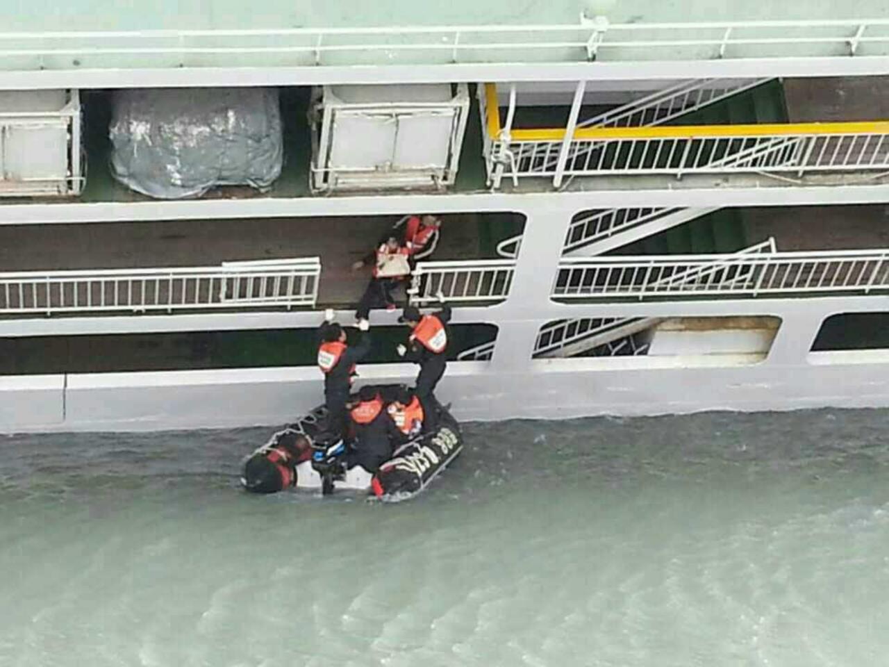South Korea ferry sinks