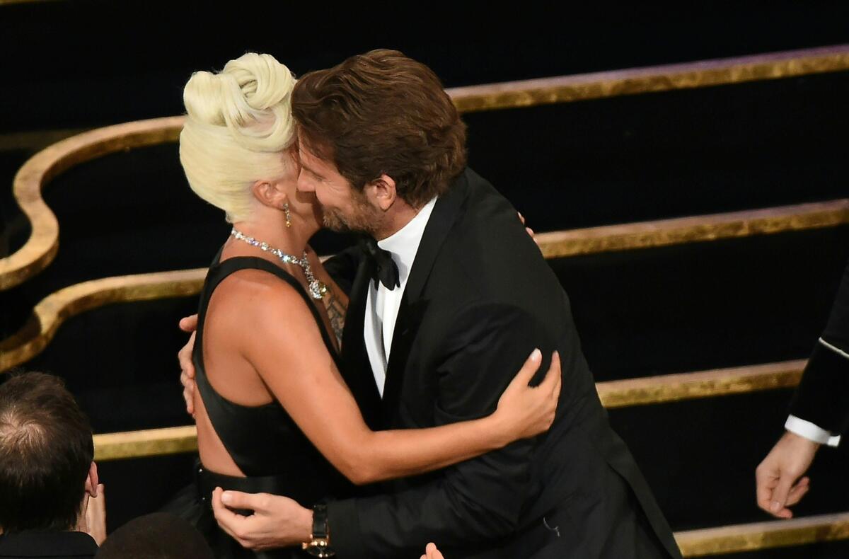Lady Gaga y Bradley en el escenario del Oscar durante el pasado domingo.