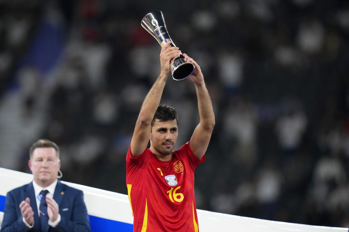 El español Rodri alza el troFeo del Mejor Jugador del torneo 
