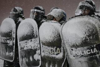 Agentes de policía custodian un supermercado tras reportes acerca de saqueadores que trataron que entrar al establecimiento en Bariloche, Argentina, el 23 de agosto de 2023. (AP Foto/Natacha Pisarenko)