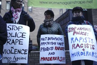 Un grupo de mujeres protestan frente al tribunal en Londres donde fue procesado David Carrick, un ex policía acusado de violaciones, el 7 de febrero de 2023. (Victoria Jones/PA via AP)