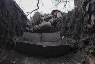 Un soldado ucraniano descansa en una trinchera en el frente, cerca de Liman, en la región ucraniana de Donetsk, el 29 de marzo de 2024. (Iryna Rybakova vía AP)