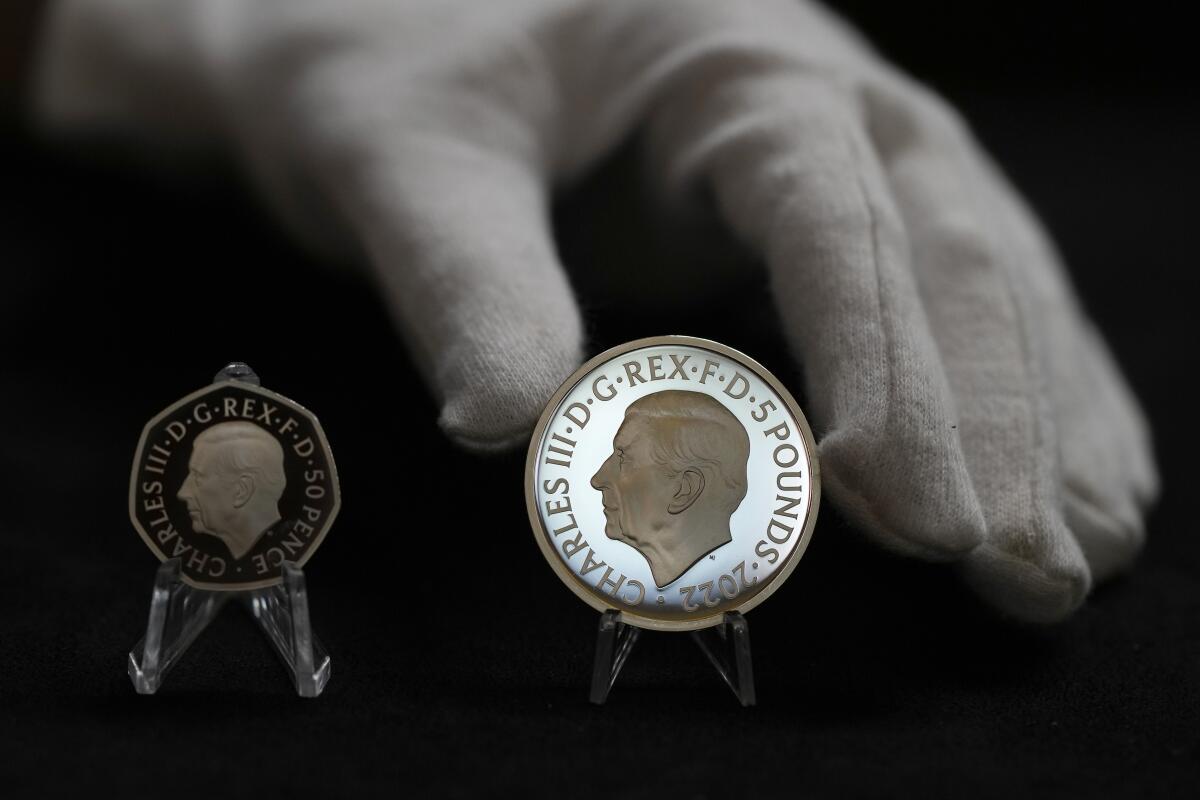 Dos monedas nuevas muestran el retrato oficial del rey Carlos III: 
