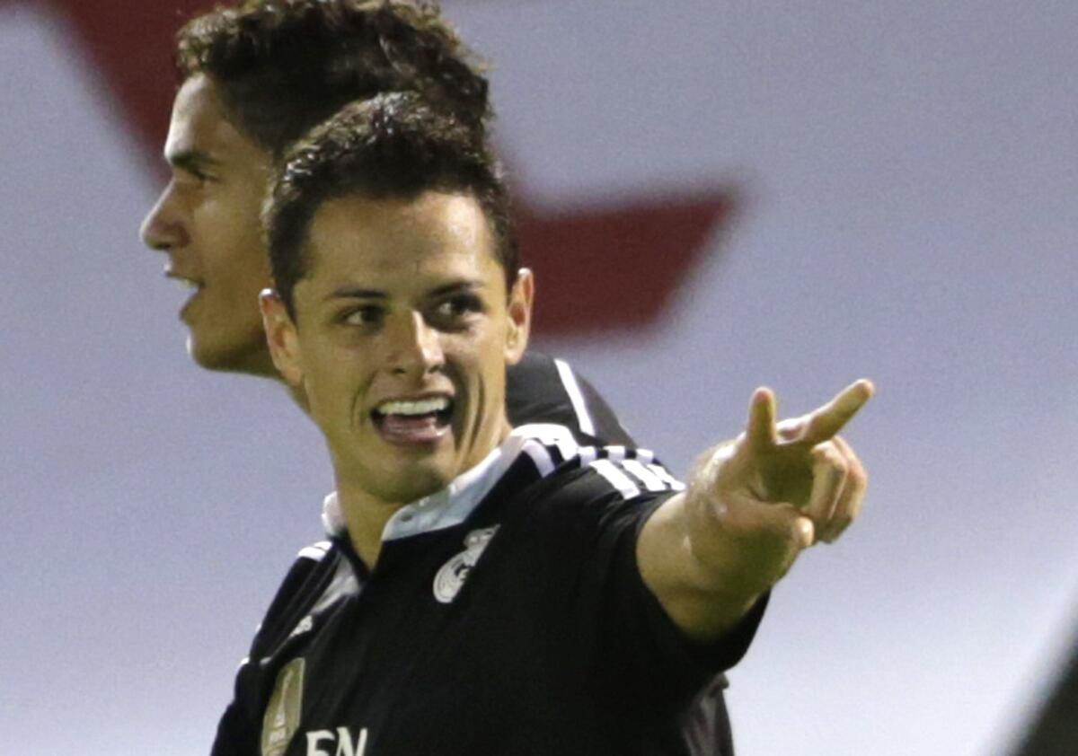 El delantero mexicano del Real Madrid Chicharito Hernández celebra su segundo gol.