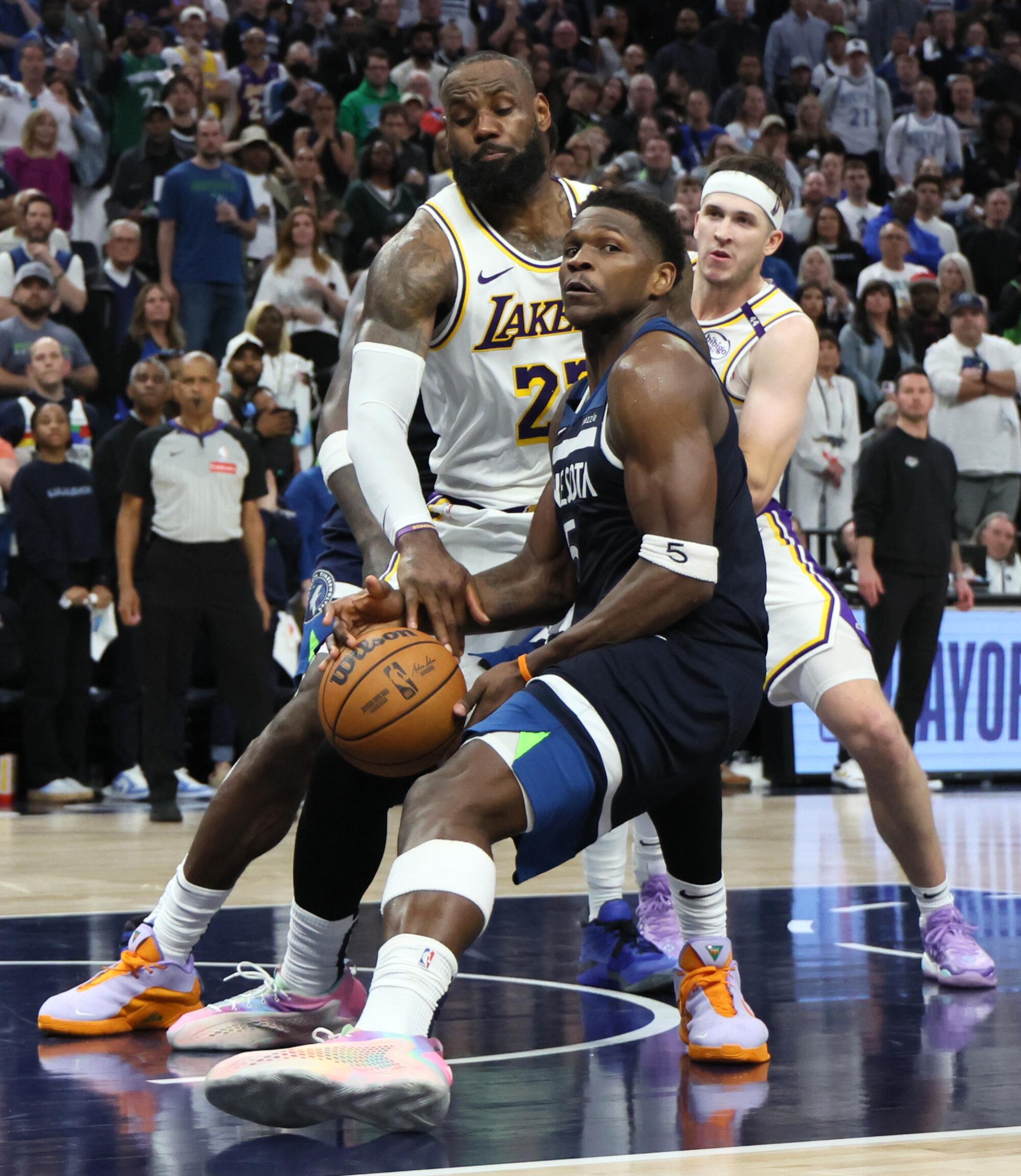 Lakers, Lebron James'i öne doğru ileriye taşıyor, Pazar günü Oyun 4'ün son saniyesinde Minnesota Muhafızları Anthony Edwards'ı faul ediyor.
