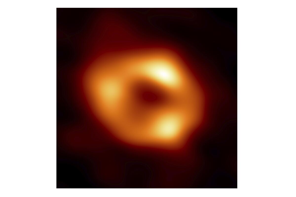 Esta imagen distribuida por el telescopio Event Horizon