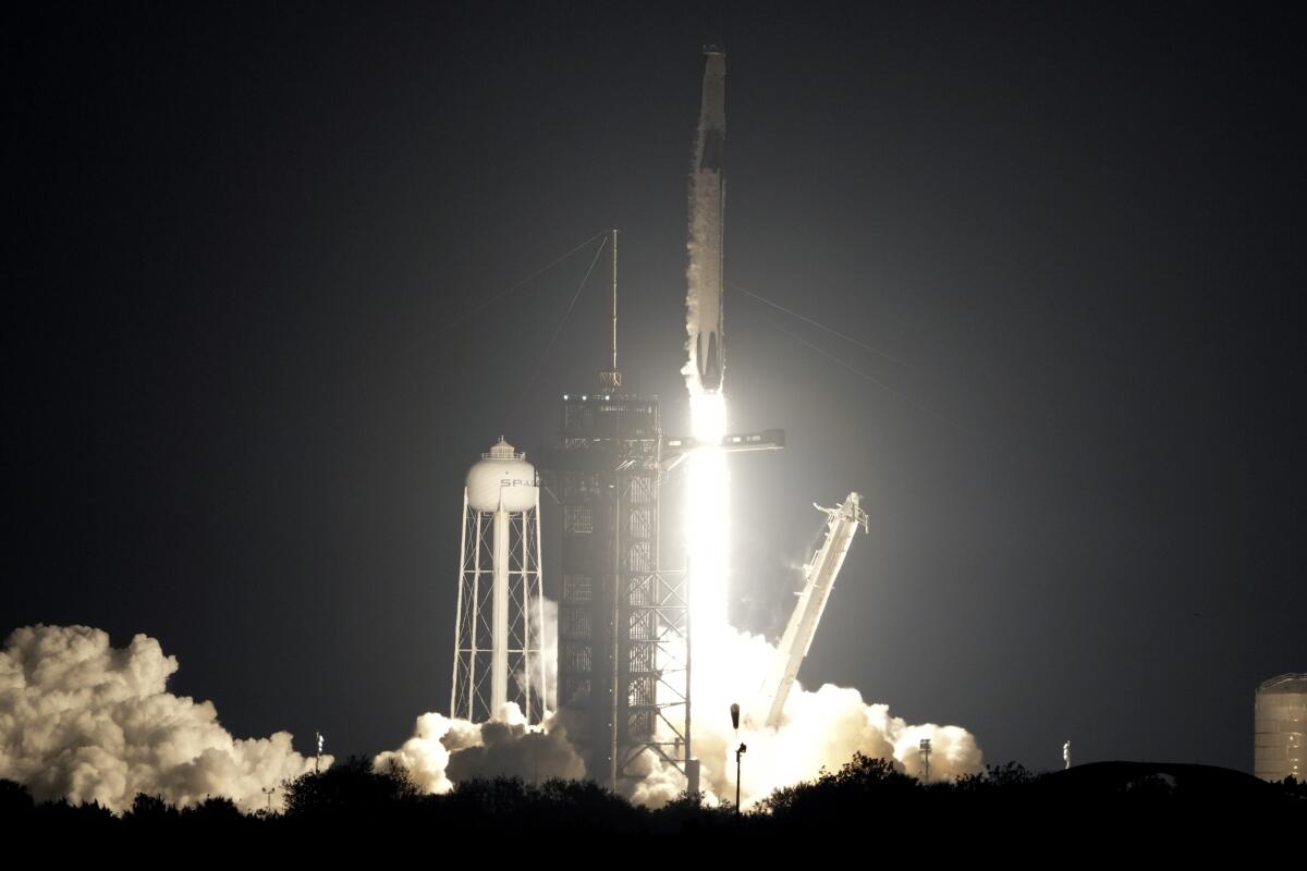 Un cohete Falcon 9 de SpaceX con la cápsula de tripulación Endeavour 