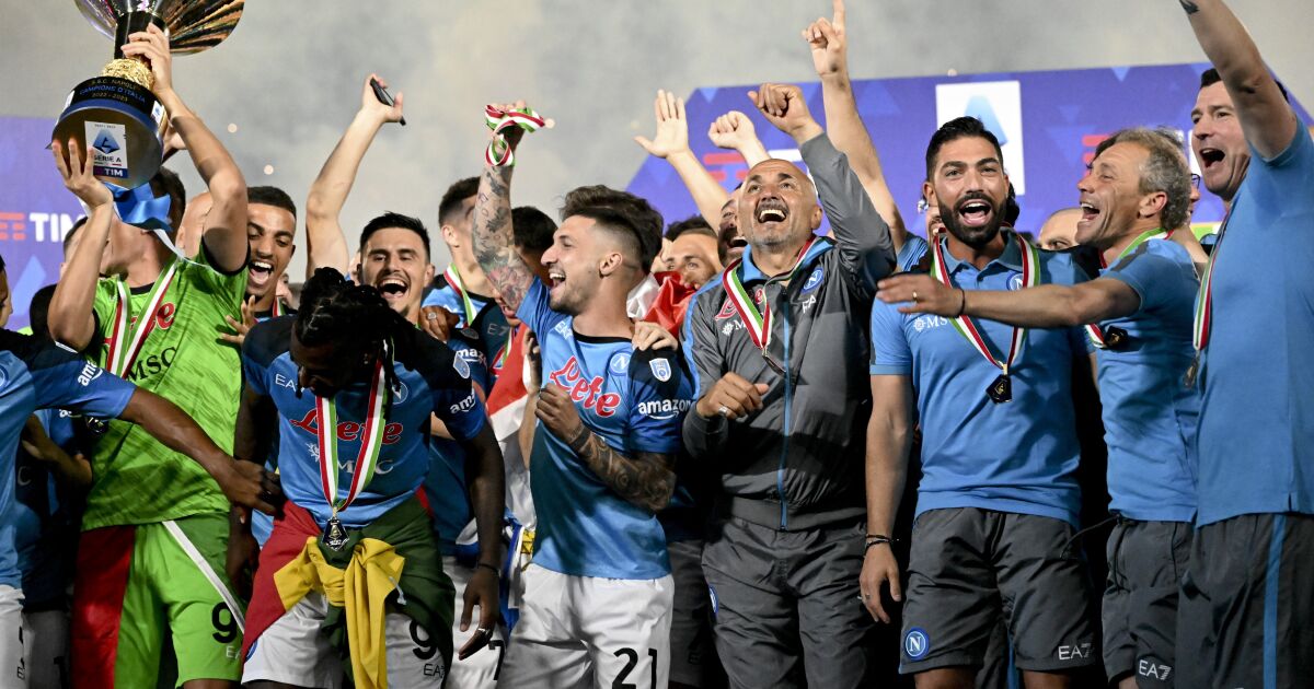 Il Napoli, campione d’Italia, si prepara a iniziare la difesa del titolo con un nuovo allenatore ma con lo stesso spirito