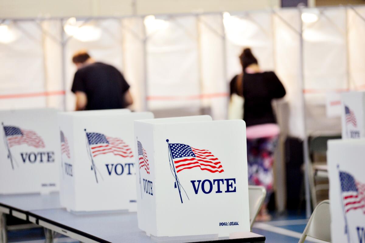 En esta fotografía del 8 de septiembre de 2020 se muestran urnas en Chesterfield, Nueva Hampshire. 