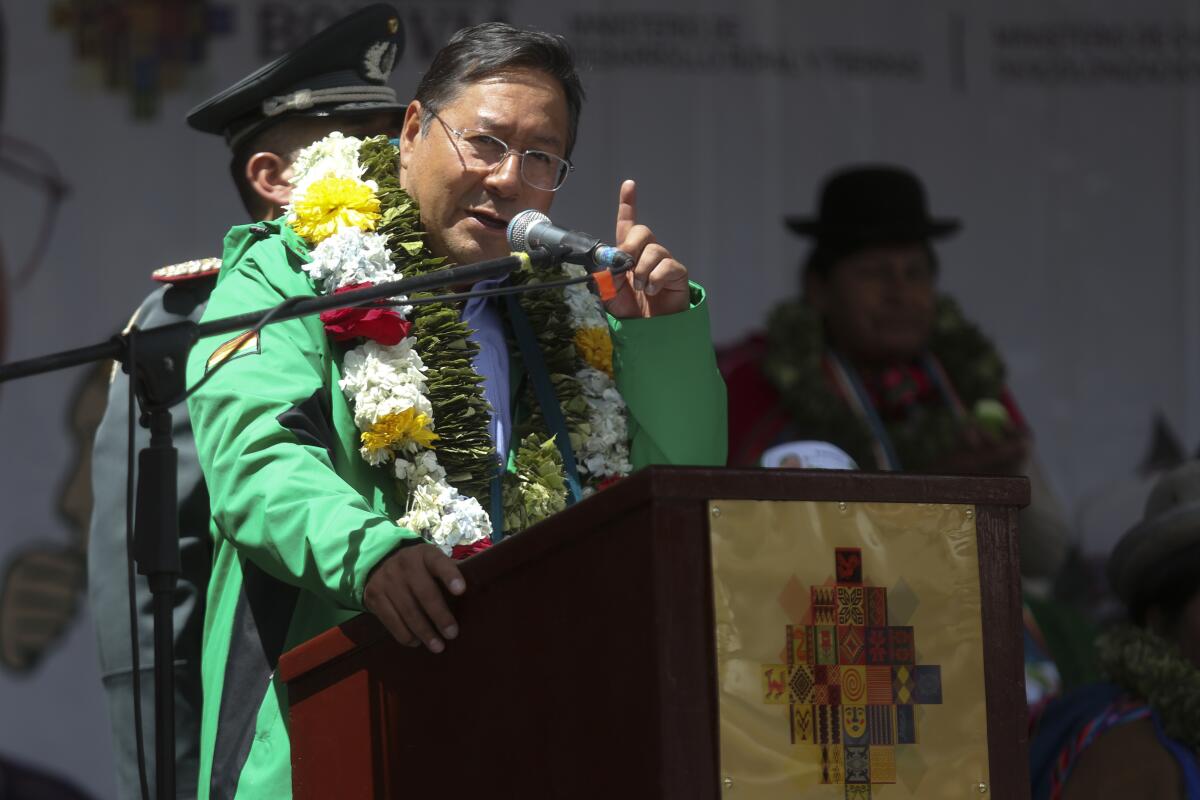 El presidente boliviano, Luis Arce, da un discurso durante una ceremonia por el Día del Masticado 
