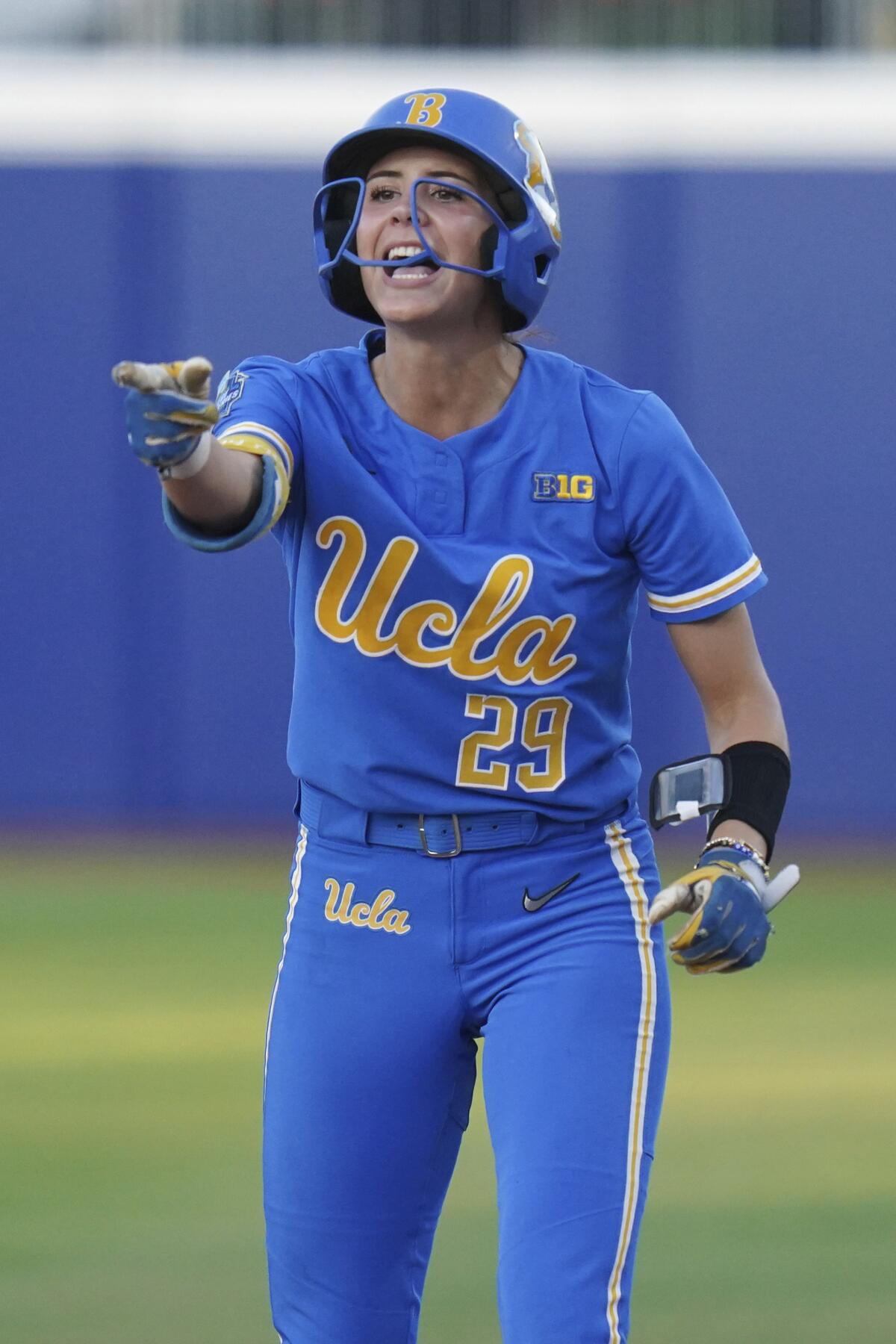 UCLA'dan Rylee Slevp, Cumartesi günü Texas Tech'e karşı bir vuruş yaptıktan sonra tepki veriyor.
