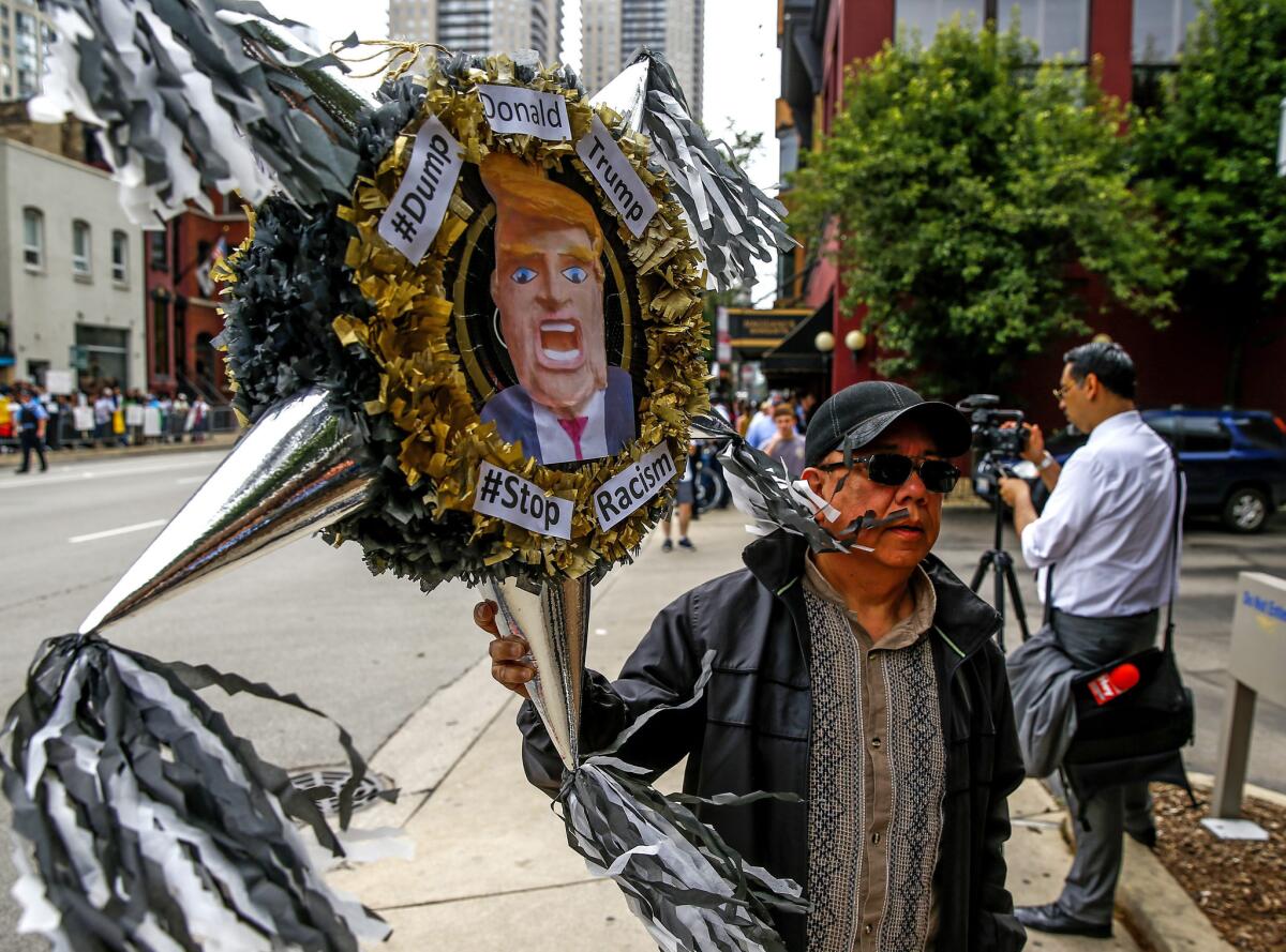 Un hombre de la comunidad mexicana protesta afuera del restaurante donde el empresario y candidato a la presidencia de los Estados Unidos por el partido Republicano Donald Trump.