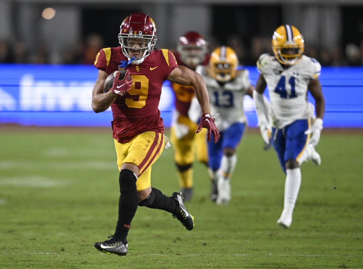 Michael Jackson III runs for a USC touchdown.