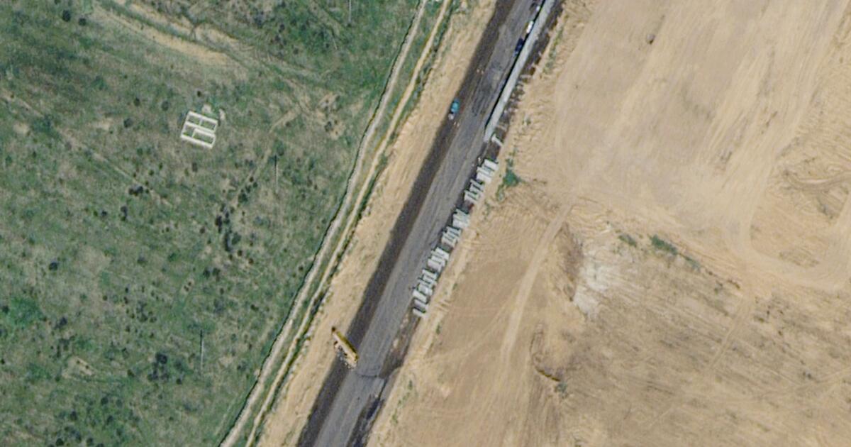 Secondo le immagini satellitari, l’Egitto sta costruendo un muro vicino a Gaza nel contesto di un possibile attacco a Rafah