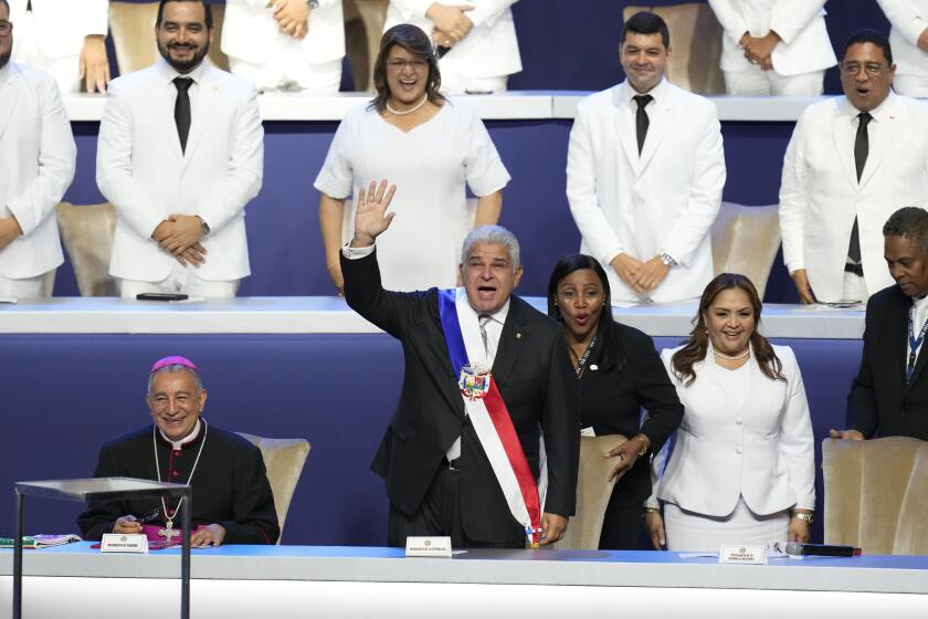 El nuevo presidente paname?o, José Raúl Mulino, saluda antes de ofrecer su discurso en la ceremonia de toma de posesión en el Centro de Convenciones de Atlapa en Ciudad de Panamá, el lunes 1 de julio de 2024. (AP Foto/Matías Delacroix)