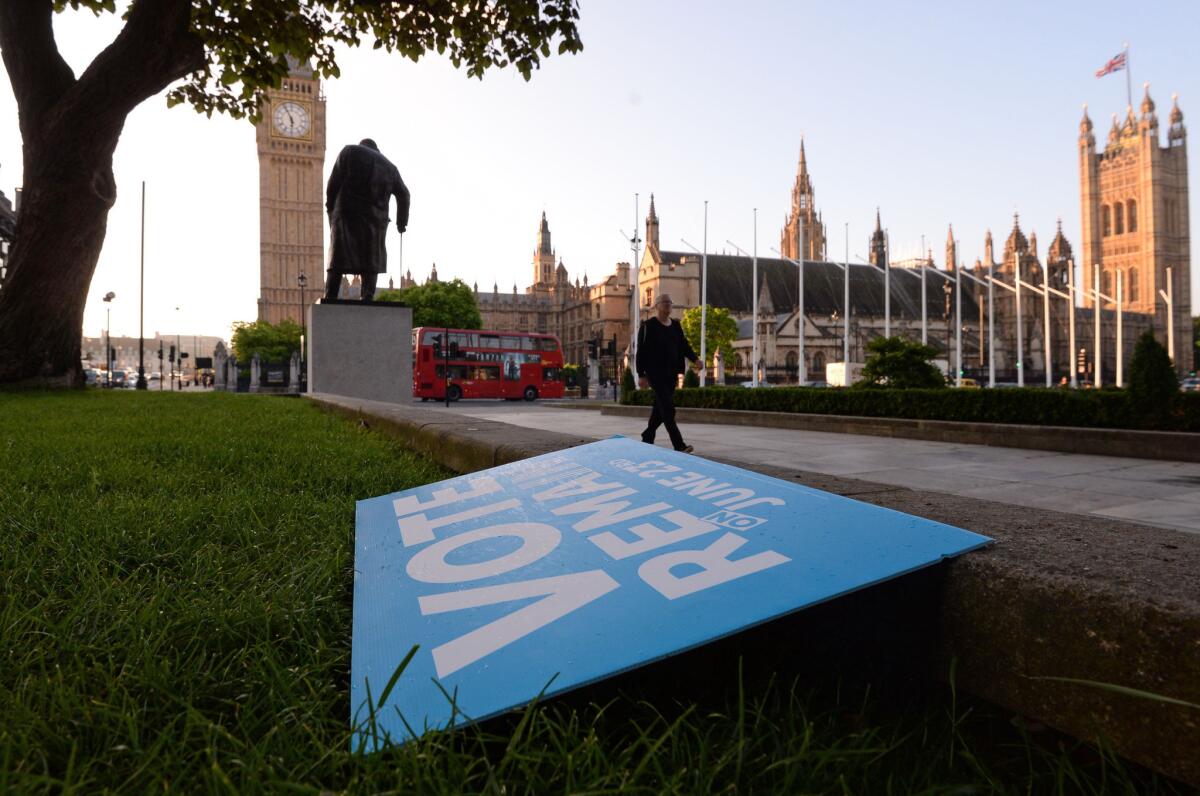 Un póster que llama a votar por permanecer en la Unión Europea tirado en un jardín frente a la plaza del Parlamento en Londres, el viernes 24 de junio de 2016. (Stefan Rousseau/PA vía AP)