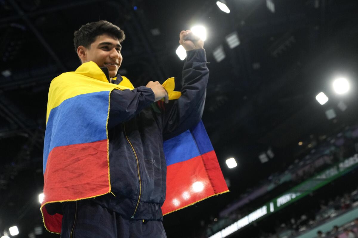 El colombiano Ángel Barajas celebra tras ganar la medalla de plata en la barra fija de los Juegos 