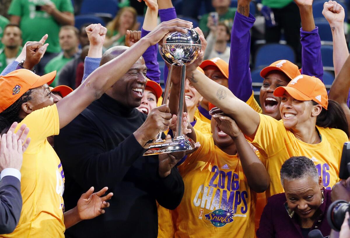 نقع اللاعبين بما في ذلك الكأس بعد الفوز بلقب بطولة WNBA.