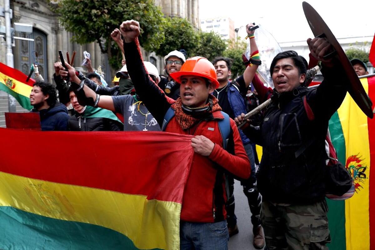 Opositores al presidente boliviano Evo Morales celebran el anuncio de su renuncia en La Paz, Bolivia.