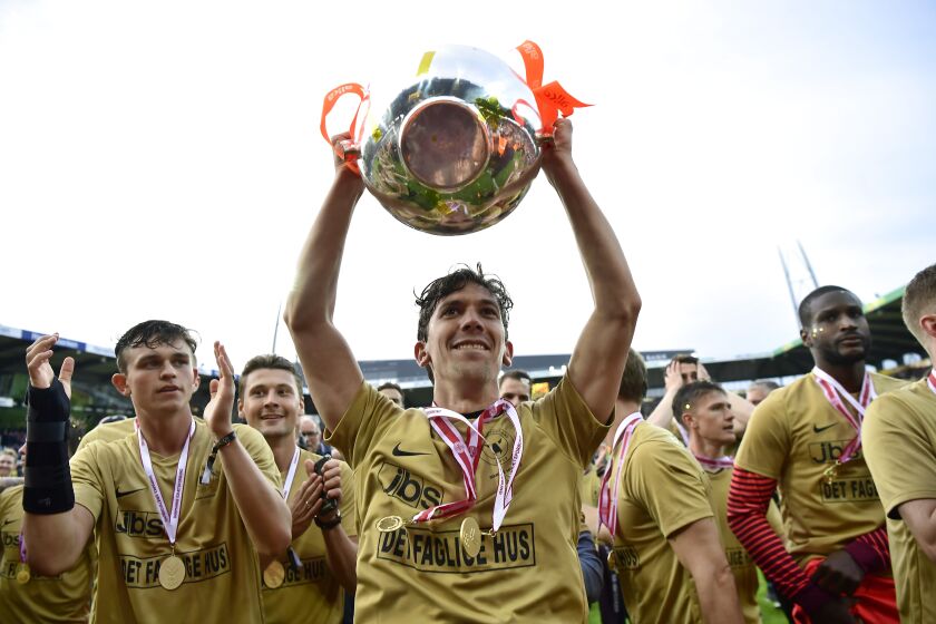 FC Midtjylland's Gustav Wikheim of Norway and his teammates celebrate with the cup after the club won the Danish championship after beating AC Horsens in the last game of the Superliga, on May 21, 2018 in Herning, Denmark. (Photo by Bo Amstrup / Ritzau Scanpix / AFP) / Denmark OUT (Photo credit should read BO AMSTRUP/AFP via Getty Images)