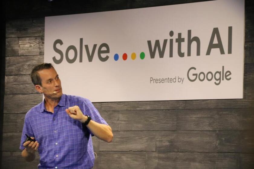 El director de Inteligencia Artificial (IA) de Google, Jeff Dean, durante su intervención en un evento destinado a la prensa en la sede de Google en Tokio. EFE/ Nora Olivé