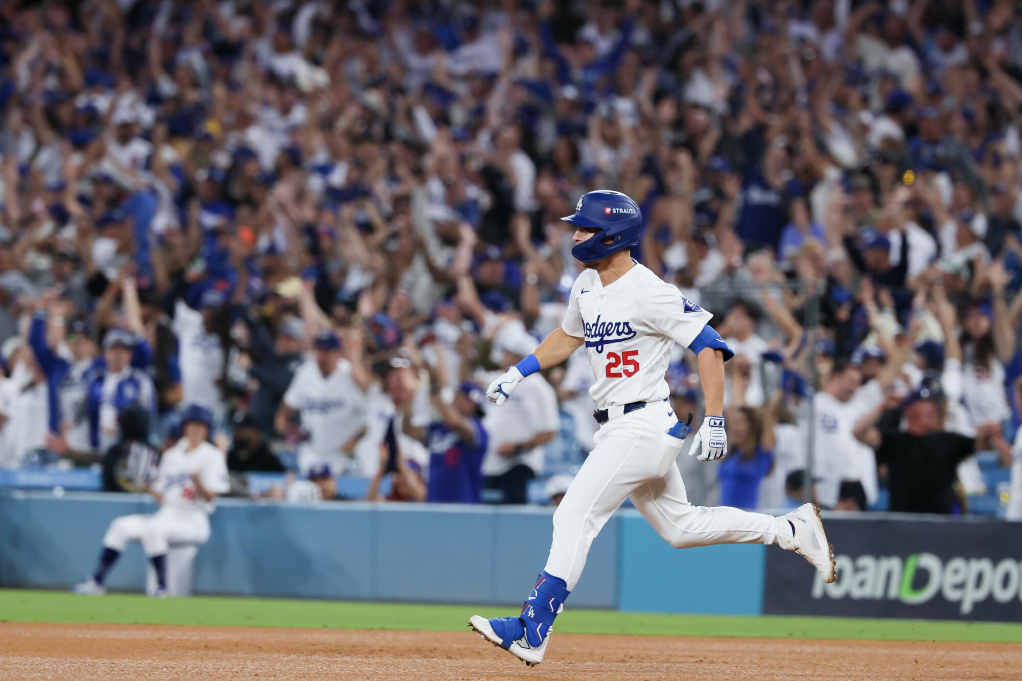 Dodgers'ın kısa stoperi Tommy Edman, iki sayılık bir home run yaptıktan sonra üsleri yönetiyor.