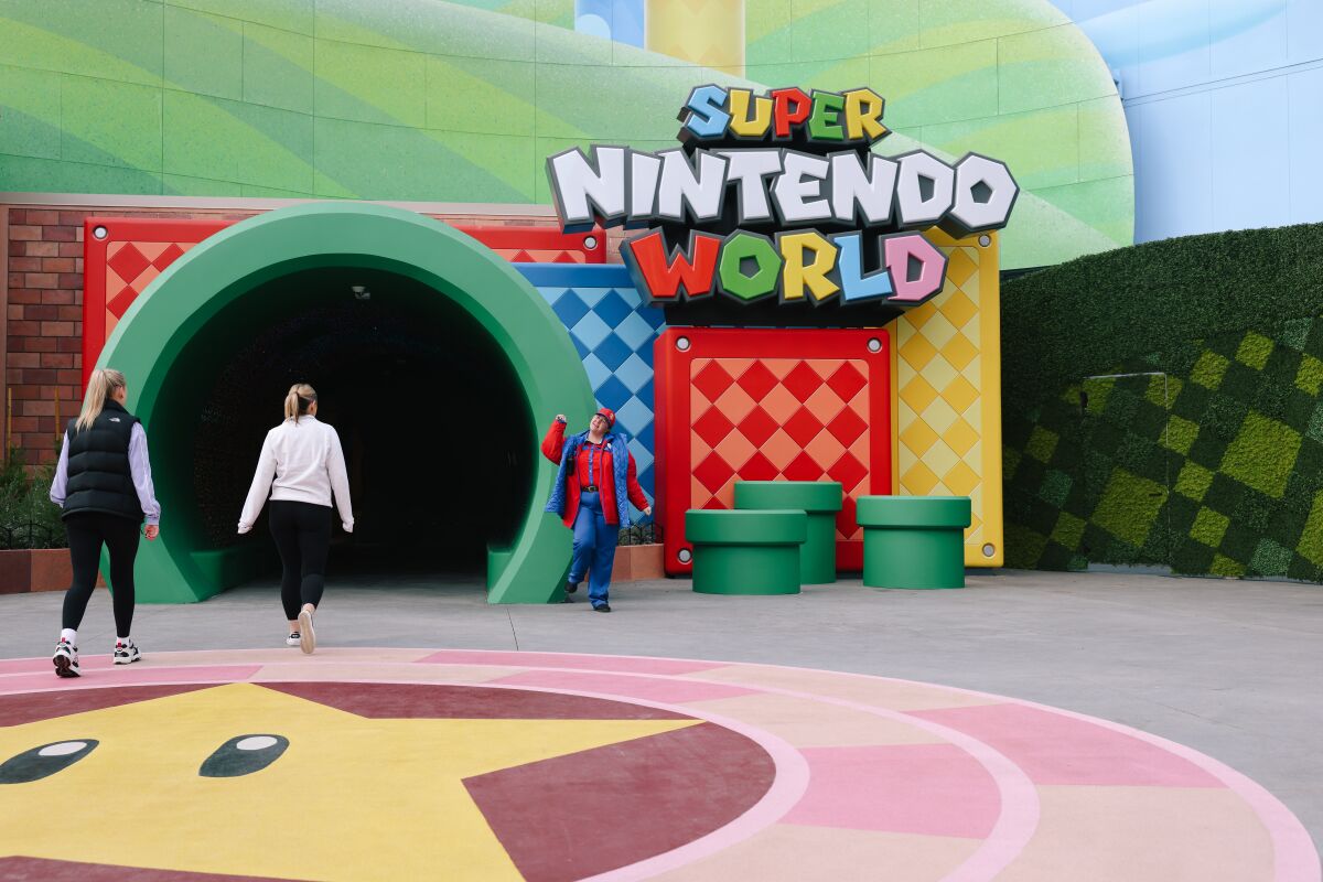 Les gens entrent dans Super Nintendo World pour les répétitions techniques jeudi.  (Dania Maxwell / Los Angeles Times)