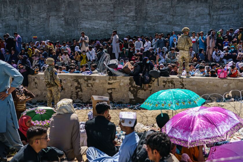 KABUL, AFGHANISTAN -- AUGUST 25, 2021: Inside Abbey Gate, British and American security forces maintain order amongst the Afghan evacuees waiting to leave, in Kabul, Afghanistan, Wednesday, Aug. 25, 2021. (MARCUS YAM / LOS ANGELES TIMES)