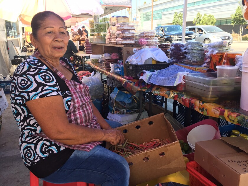 En los últimos tres años, Dora Pérez se ha dedicado a vender en el corredor salvadoreño. 