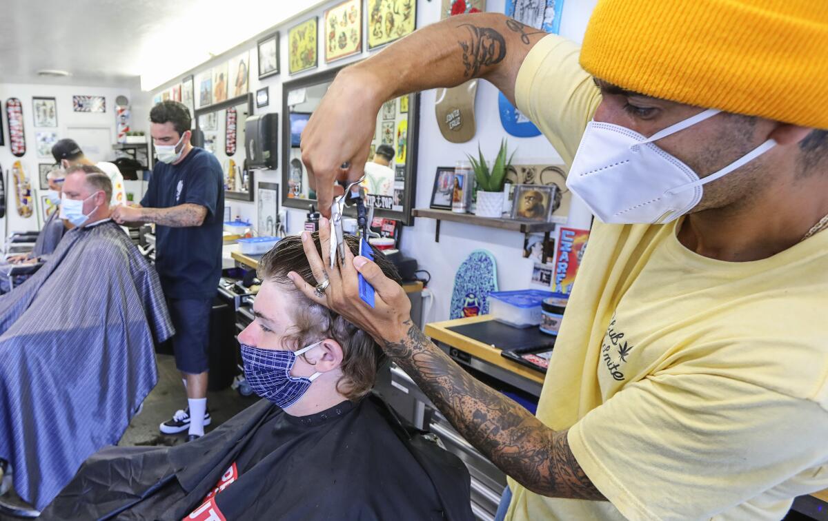 Las autoridades advierten que en el condado de L.A. las peluquerías y salones de belleza solo podrán atender a un cliente a la vez, asimismo indicaron que no deberán tener el servicio de revistas y café, entre otras medidas.
