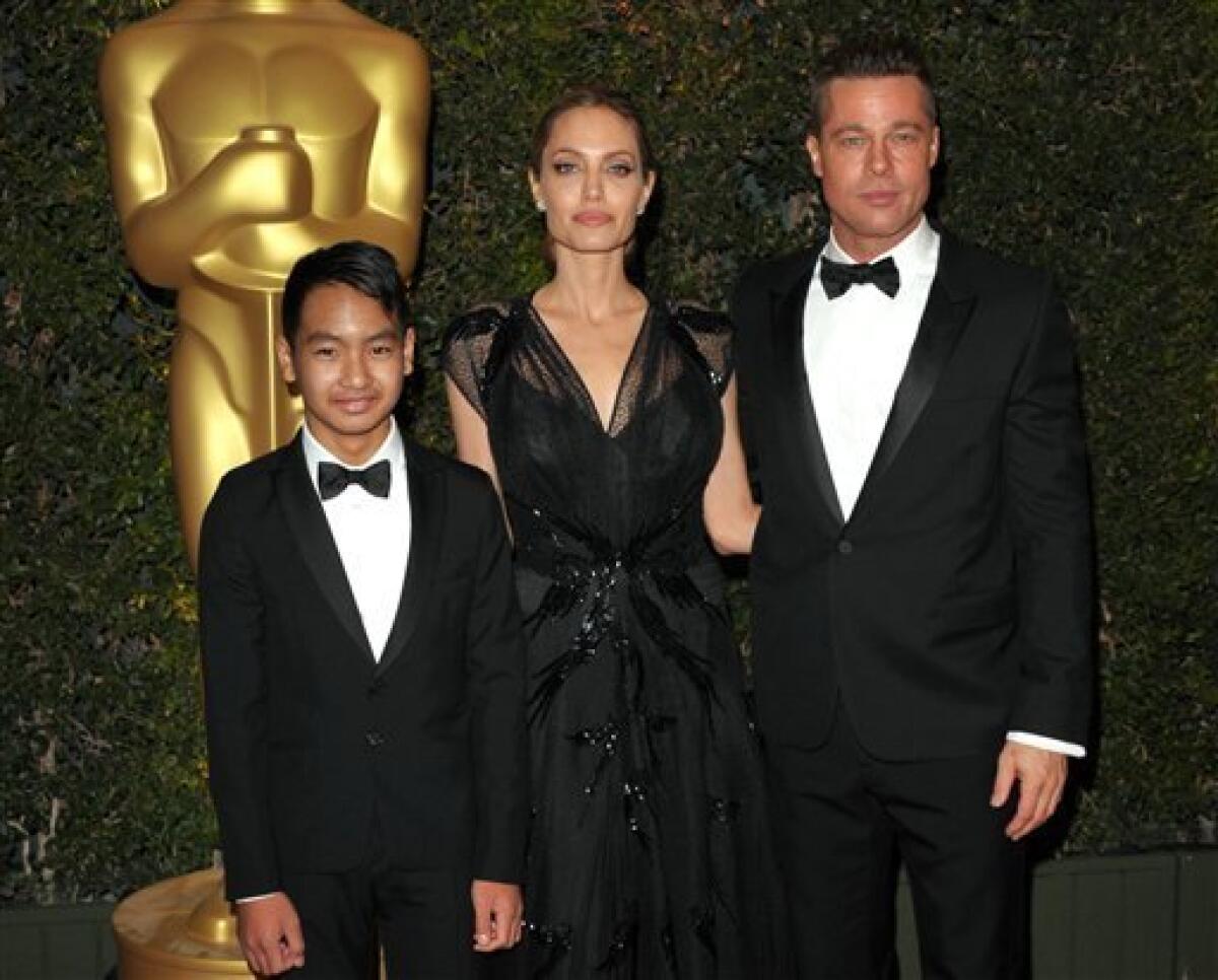 En esta imagen de archivo, tomada el 16 de noviembre de 2013, (de izquierda a derecha) Maddox Jolie-Pitt, Angelina Jolie y Brad Pitt asisten a los Governors Awards en Los Angeles. (Photo by John Shearer/Invision/AP, archivo)