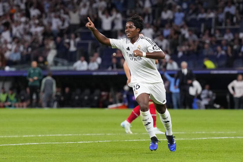 El brasileño Endrick, del Real Madrid, festeja tras anotar ante el Stuttgart en un partido de la Liga de Campeones, el martes 17 de septiembre de 2024 (AP Foto/Manu Fernández)