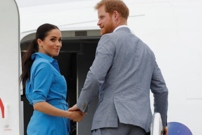 El Príncipe Harry, el Duque de Sussex y Meghan, la Duquesa de Sussex caminan juntos, delante de la Princesa Angelika de Tonga, mientras salen del Aeropuerto Internacional de Fua'amotu el 26 de octubre de 2018 en Fua'amotu, Tonga.