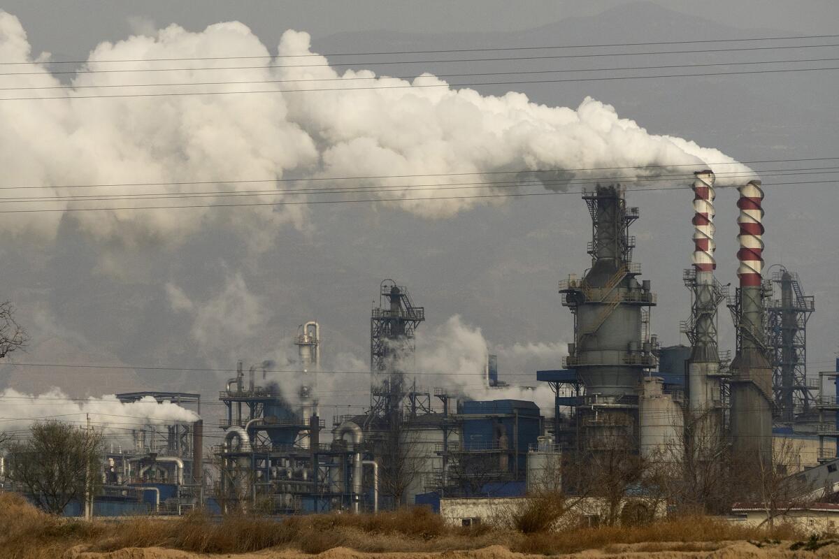 En esta imagen de archivo, una fábrica de procesado de carbón emite humo y vapor, en Hejin, 