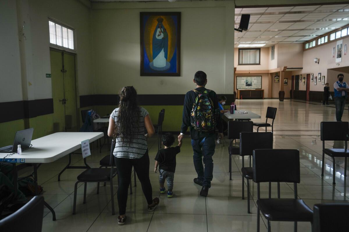 Una familia nicaragüense llega a una iglesia de San José, Costa Rica,