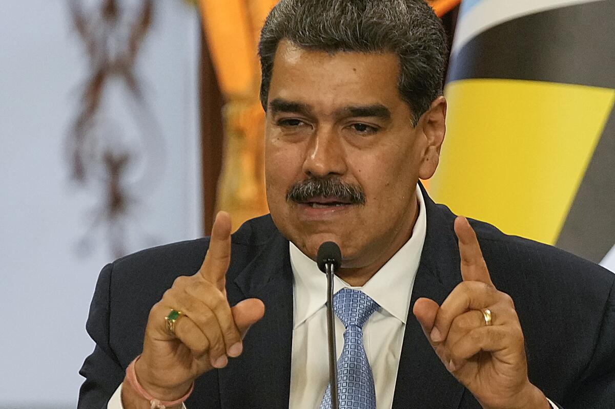 El presidente venezolano, Nicolás Maduro, habla durante una reunión con el primer ministro de Santa Lucía, 