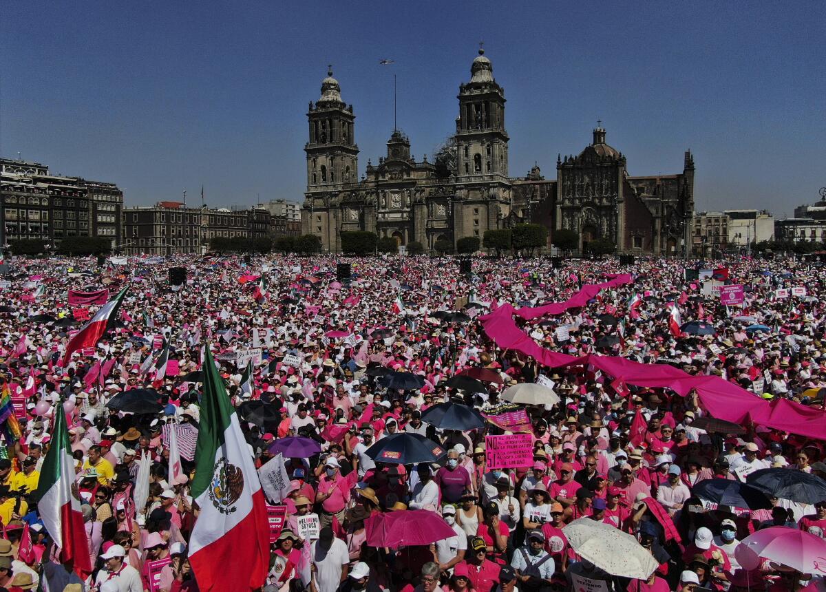 Miles de personas protestan contra una reforma electoral propuesta por el presidente Andrés Manuel López Obrador