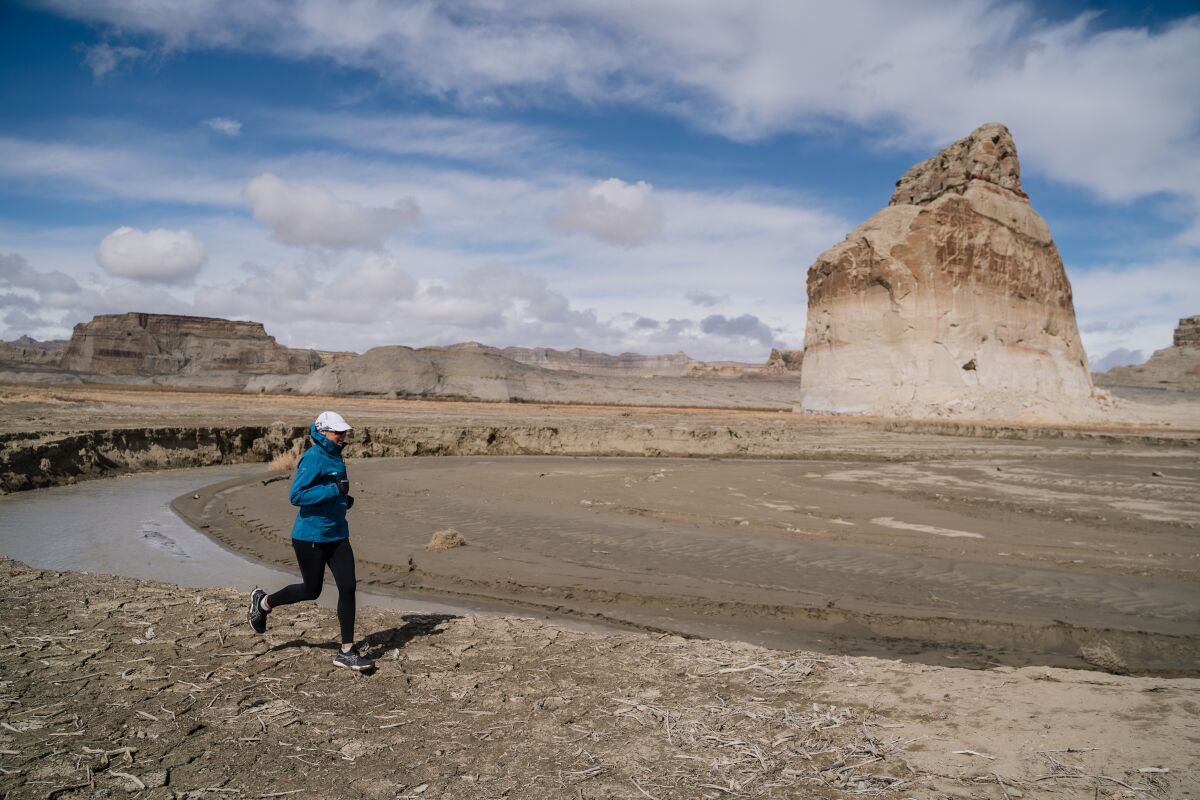 Mina Guli, Powell Gölü çevresinde maraton koşuyor ve Lone Rock'ta bitiriyor. 