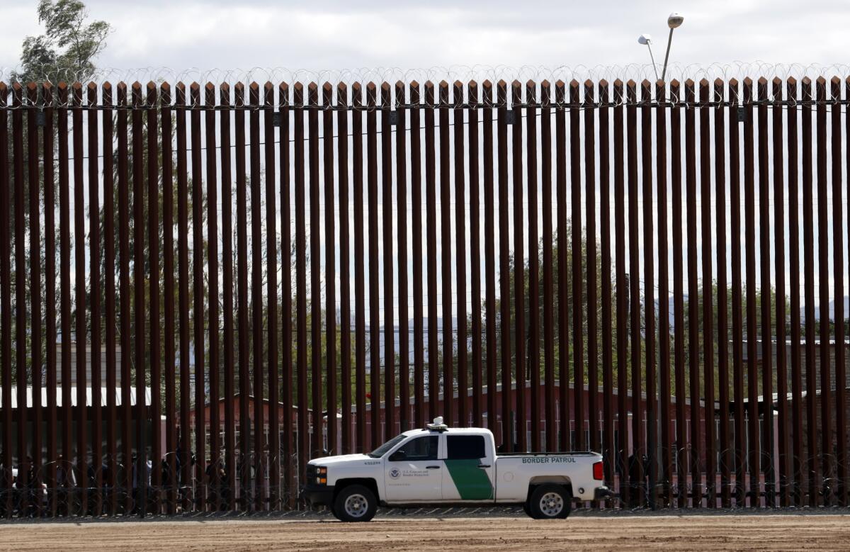 ARCHIVO - En esta fotografía de archivo del 5 de abril de 2019, un vehículo de la Oficina de Aduanas y Protección Fronteriza se detiene cerca del muro fronterizo en El Centro, California. (AP Foto/Jacquelyn Martin, Archivo)