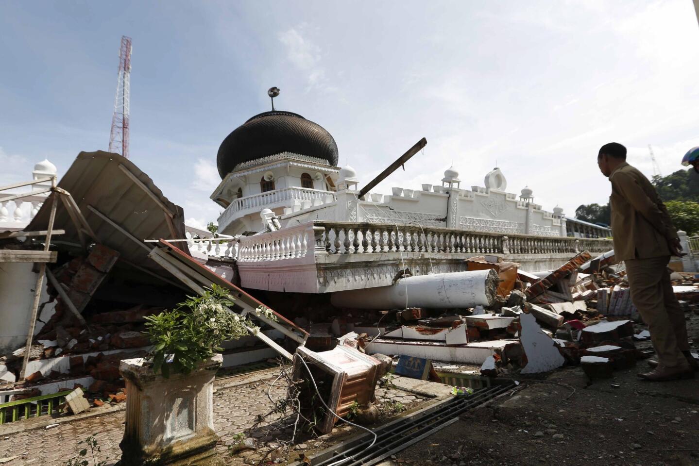 Un ciudadano indonesio inspecciona una mezquita destruída tras el terremoto de 6.5 grados. El Servicio Geológico de Estados Unidos señaló que el sismo de magnitud 6.5 ocurrió a las 5:03 a.m. locales y tuvo su epicentro a unos 19 kilómetros (12 millas) al norte de Reuleut, un poblado en el norte de Aceh, y a una profundidad de 17 kilómetros (11 millas).