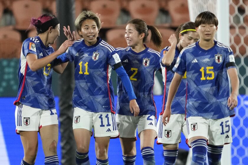 Mina Tanaka de Japón celebra con sus compañeras tras anotar el segundo gol de su equipo en el encuentro ante Zambia. El equipo de Japón portó brazaletes negros en su primer duelo de la Copa Mundial el sábado 22 de julio del 2023. (AP Foto/John Cowpland )