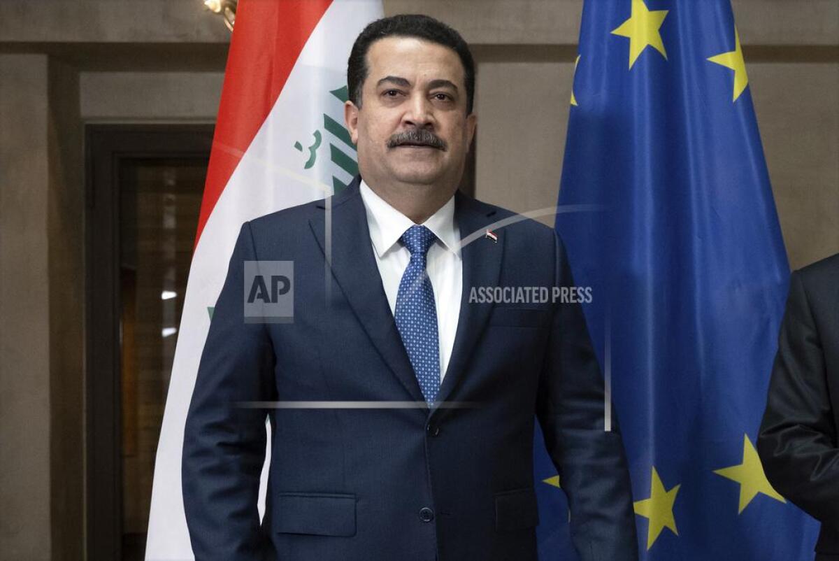 ARCHIVO - El primer ministro iraquí Mohamed al-Sudani posa para las cámaras 