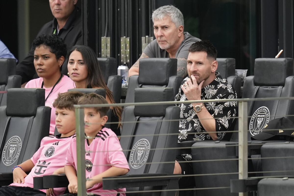 Lionel Messi (derecha) observa desde un palco el partido del Inter Miami contra Montreal en la MLS