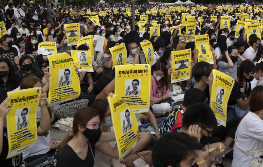 Estudiantes a favor de la democracia sostienen carteles del activista tailandés secuestrado Wanchalearm Satsaksit.