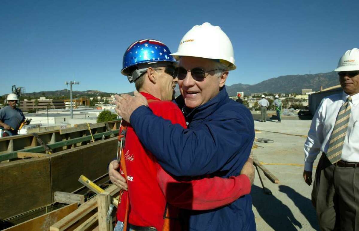 Richard Koshalek, right, in 2004 on a visit to the construction site during the Art Center College of Design's Raymond Avenue expansion in Pasadena.