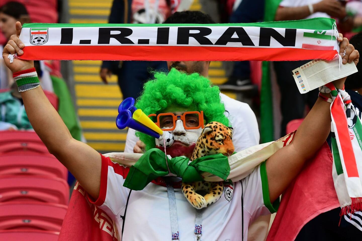 Un seguidor de la selección de Irán listo para animar a su equipo.