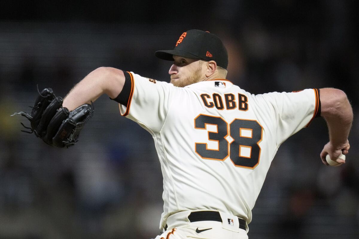 El pitcher de los Gigantes de San Francisco Alex Cobb lanza en el noveno inning 